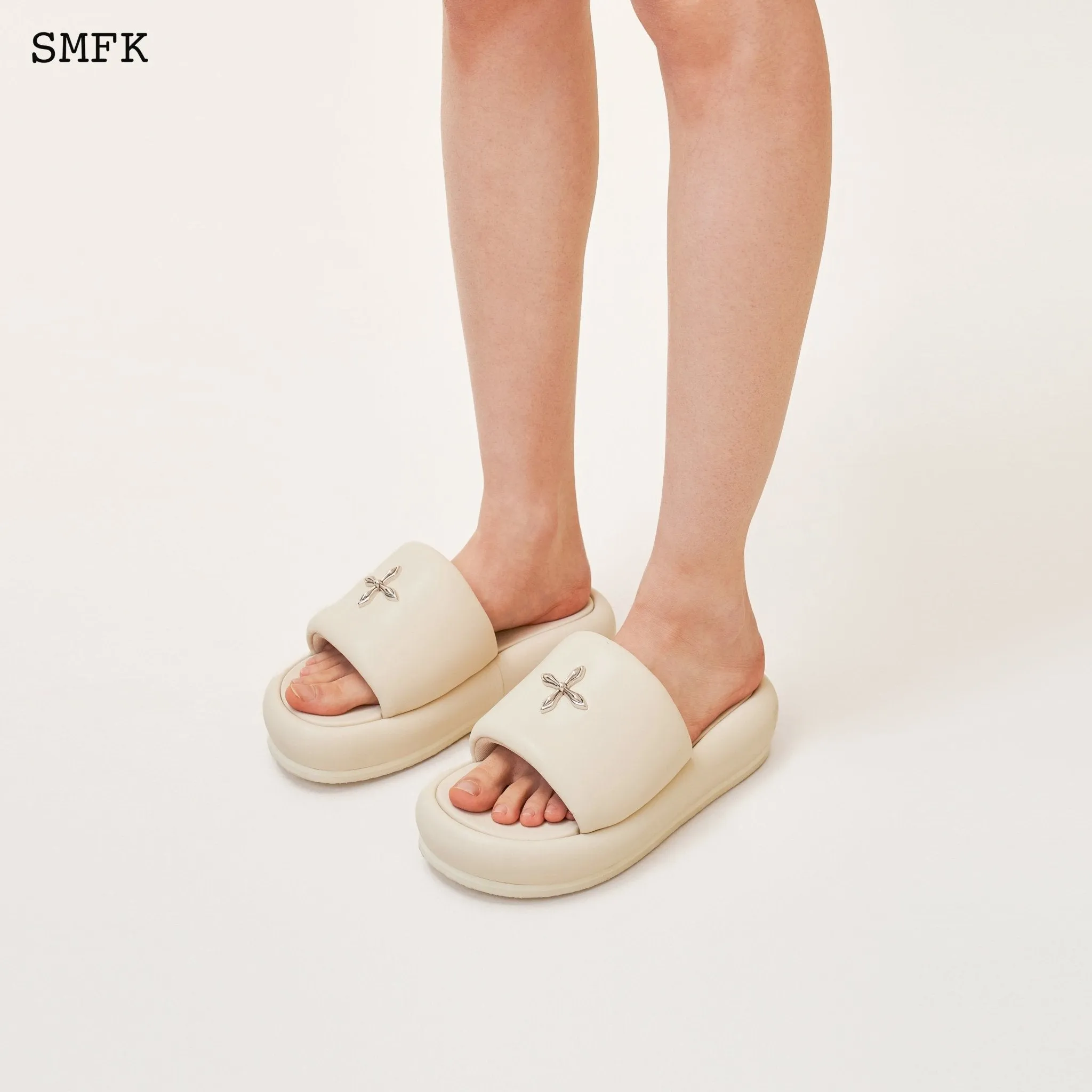 Compass Cross Classic White Slipper