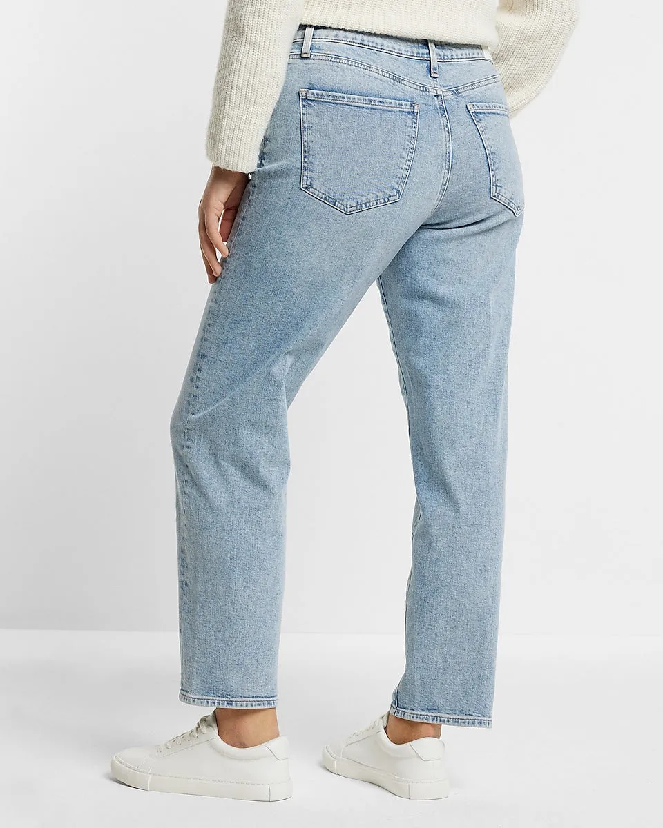 Mid Rise Light Wash Boyfriend Jeans in Light Wash