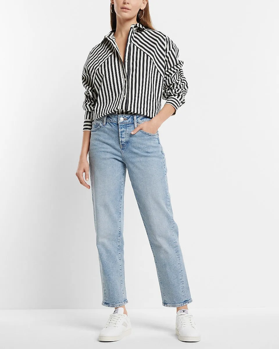 Mid Rise Light Wash Boyfriend Jeans in Light Wash