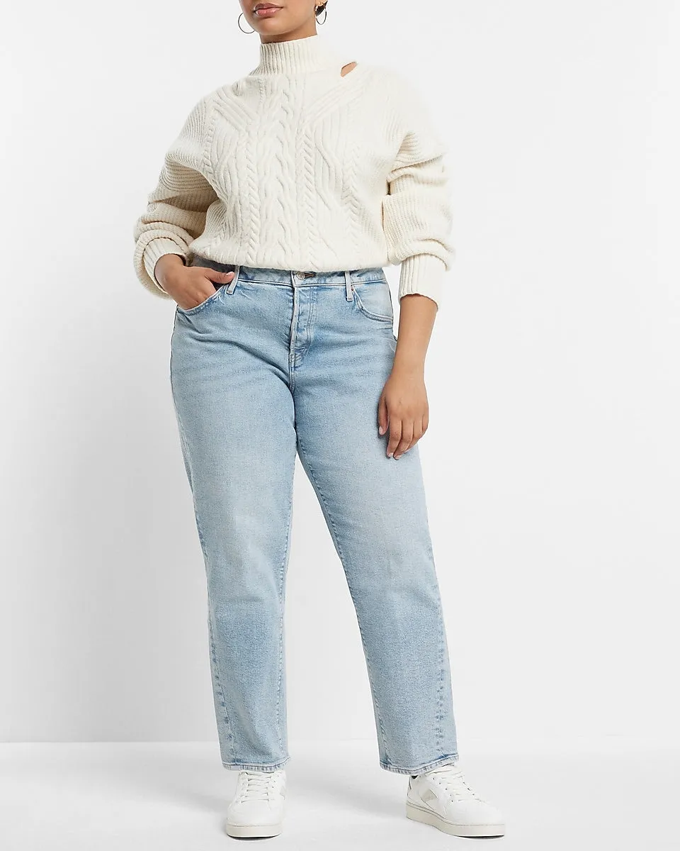 Mid Rise Light Wash Boyfriend Jeans in Light Wash