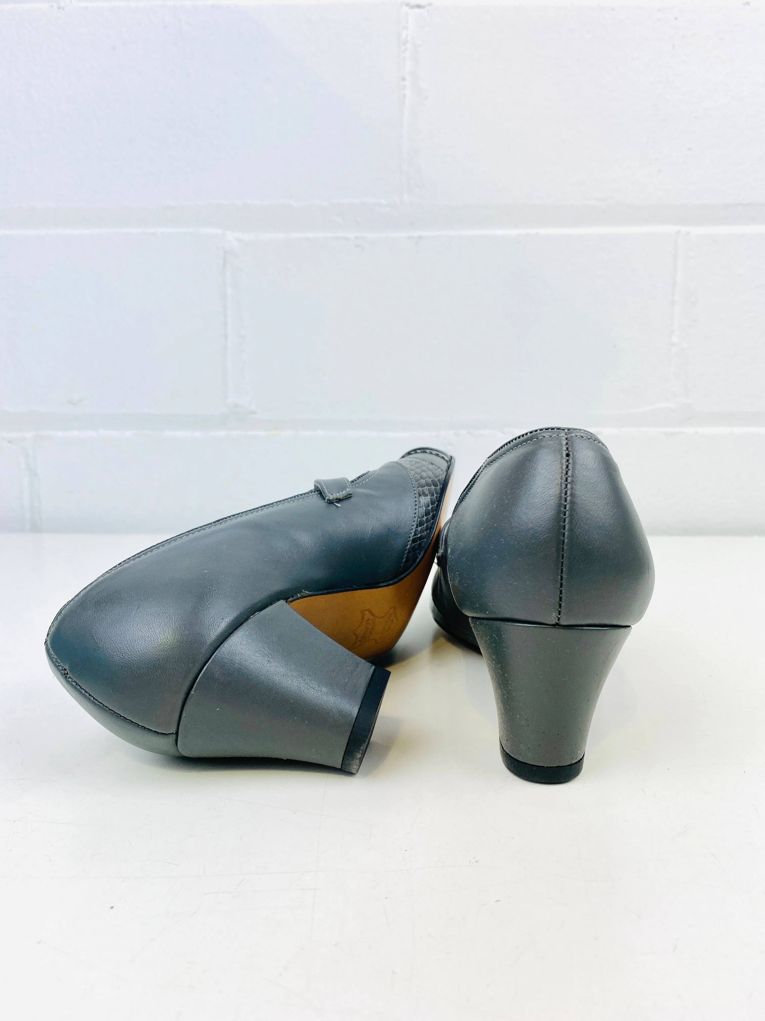 Vintage Deadstock Shoes, Women's 1980s Grey Leather Mid-Heel Pumps, NOS, 8485